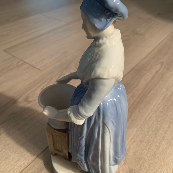 Andrea by Sadak Porcelain Figurine of Woman w/ Her Hands on a Bucket. - Picture 3 of 12